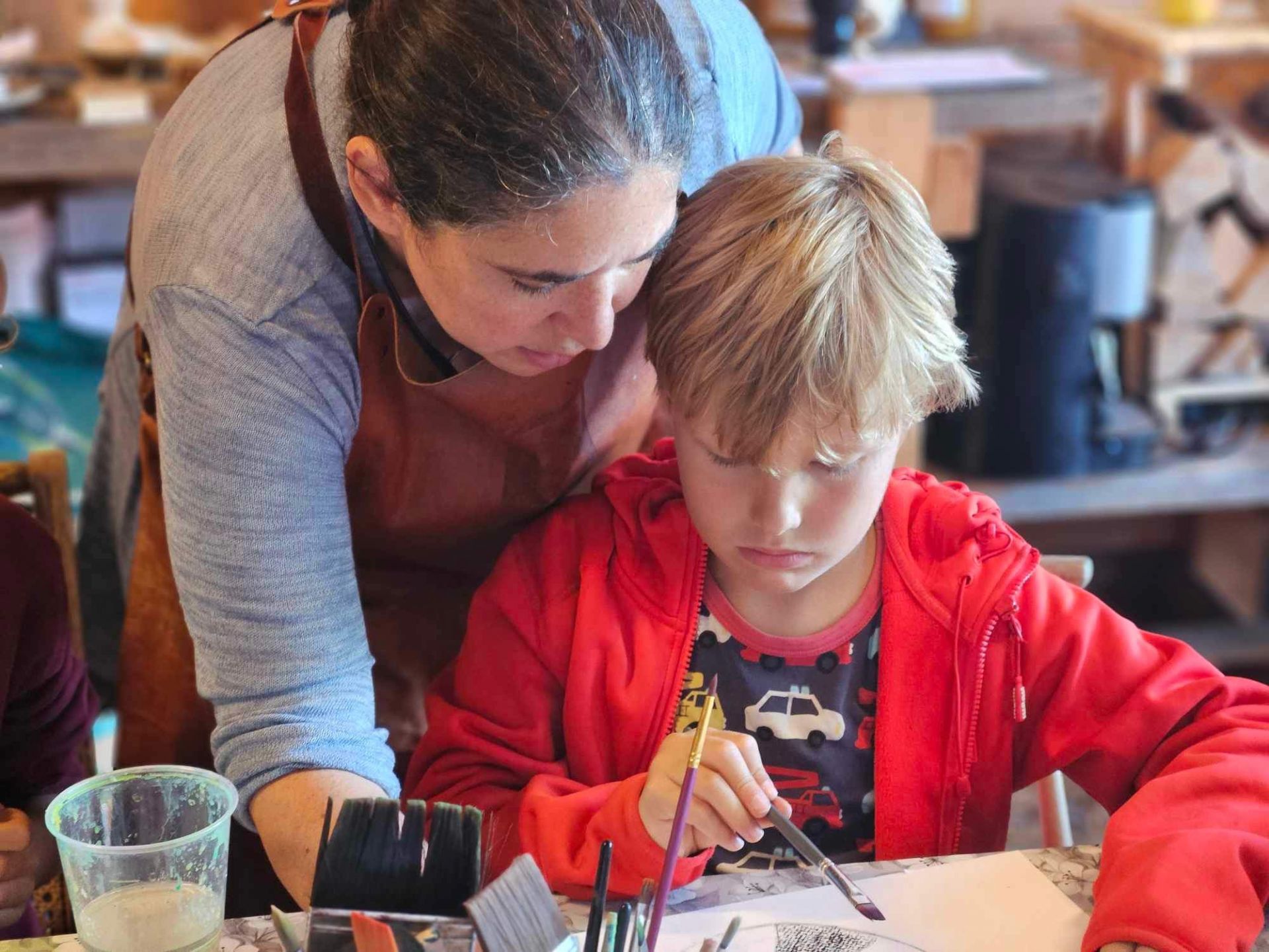 Alejandra ja lapsi tekevät taidetta