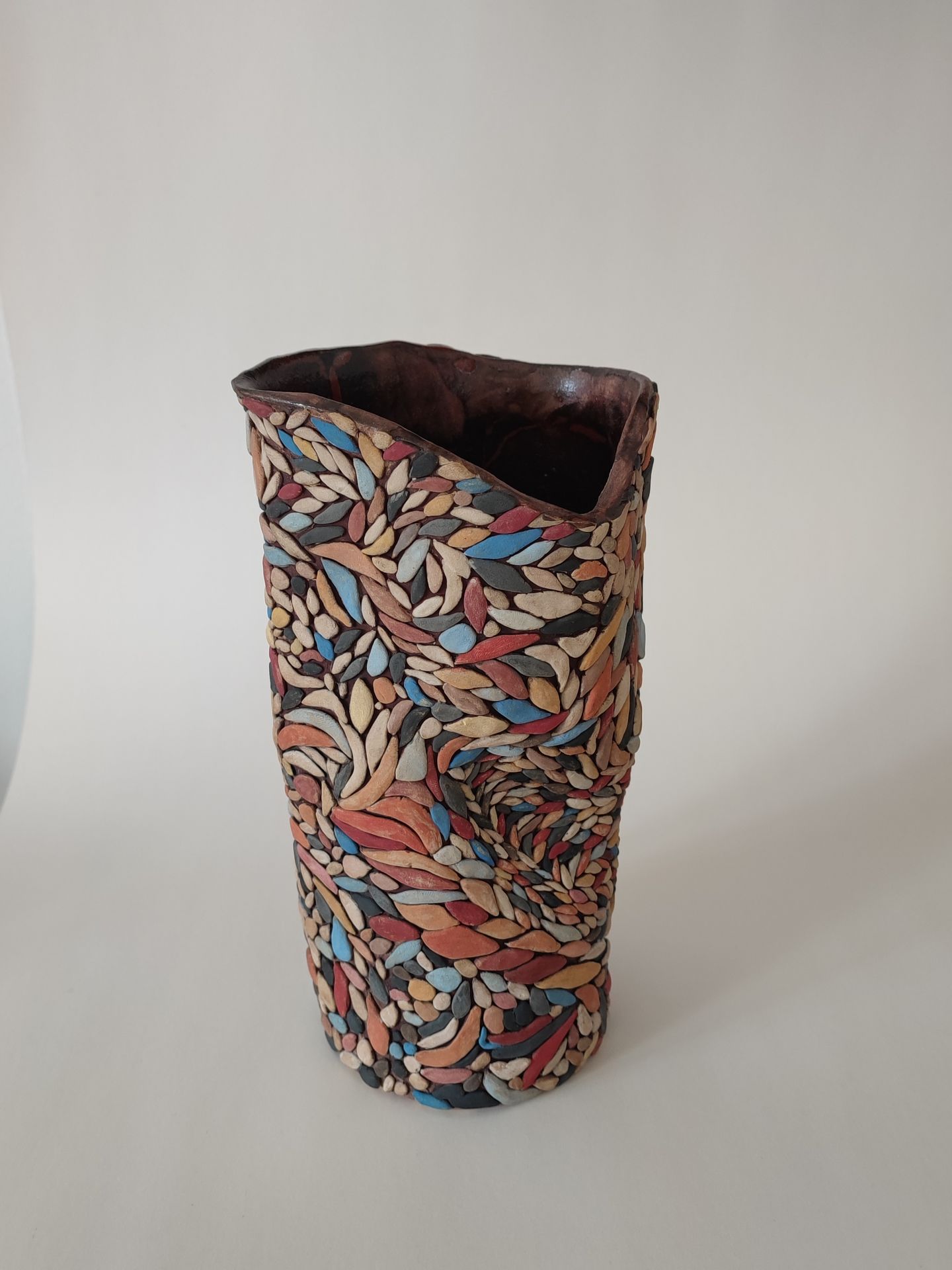 CAJSA WILÉN "Folium", 2023 stoneware, underglaze & glaze 	22 x 12 x 9 cm