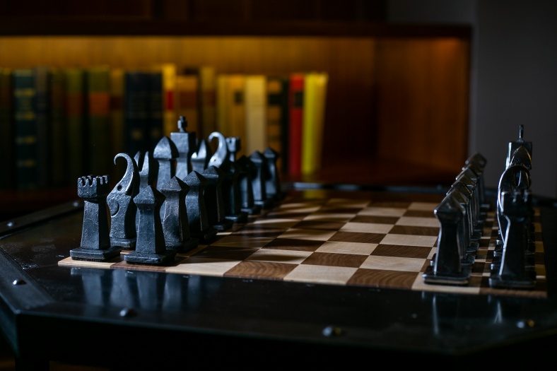rautaiset shakkinappulat