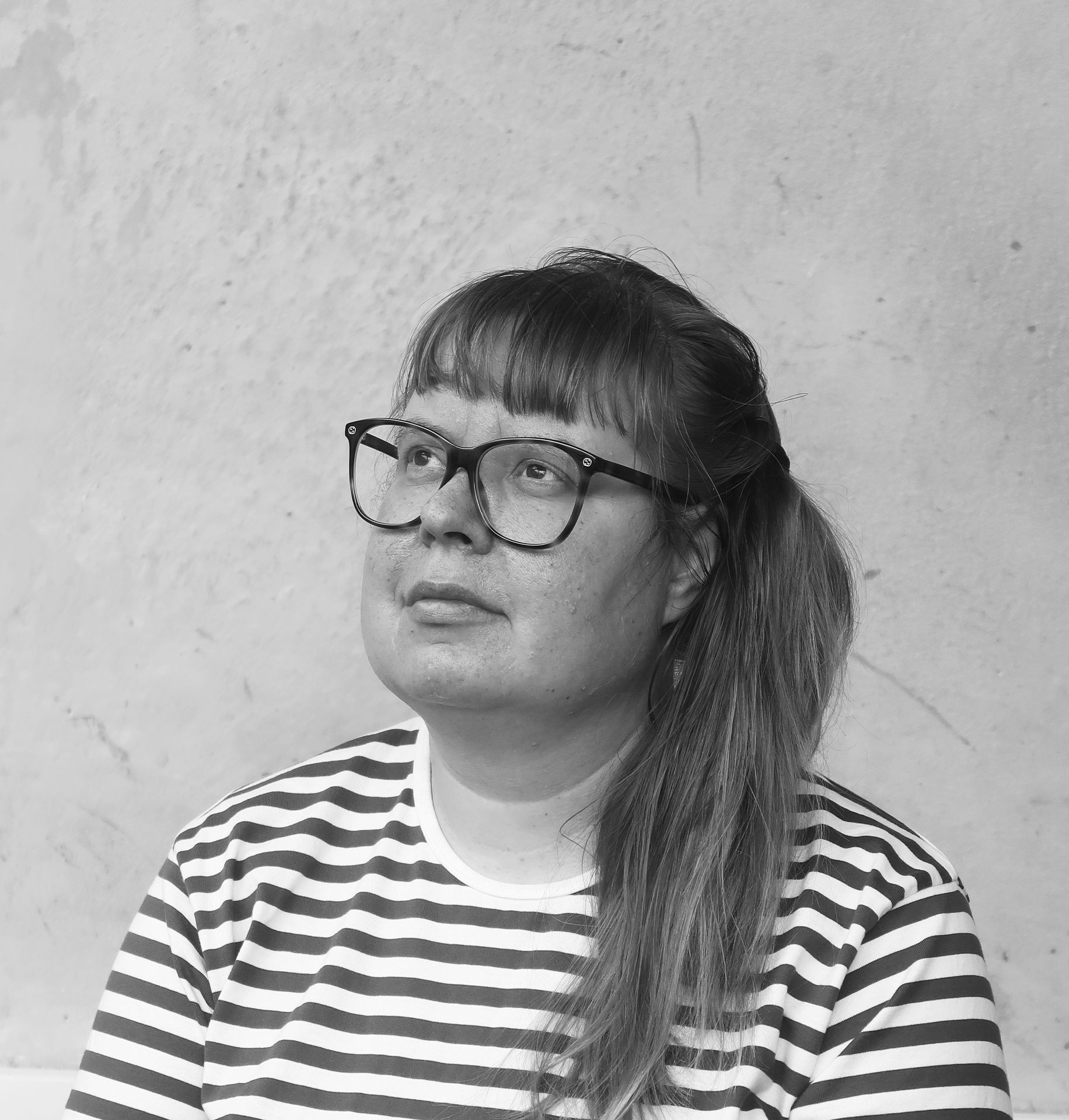 black and white photograph of the illustrator Jenni Tuominen. Photo by Jukka Pylväs. Konstrundan 2022
