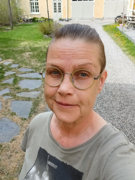 Lisen Sundqvist, bildkonstnär kulturvetare, person med glasögon