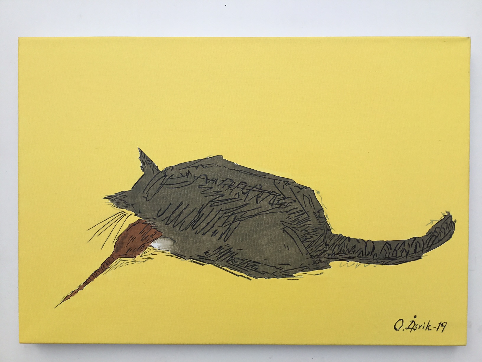 Svart katt som äter en råtta mot en gul bakgrund, Owe Åsvik, Konstrundan 2023