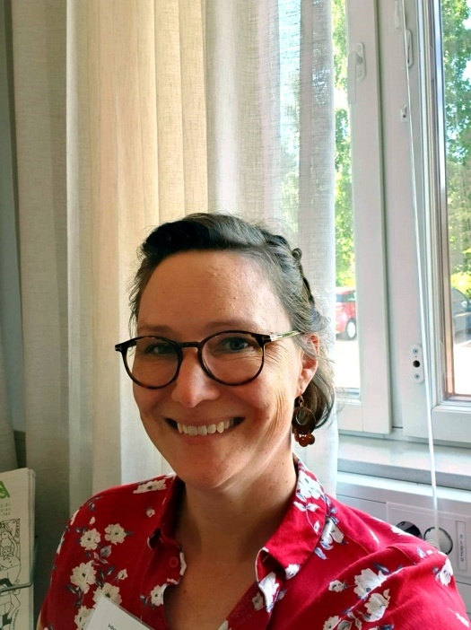 En leende kvinna med glasögon framför ett fönster, Therese Hjälmarstrand Konstrundan 