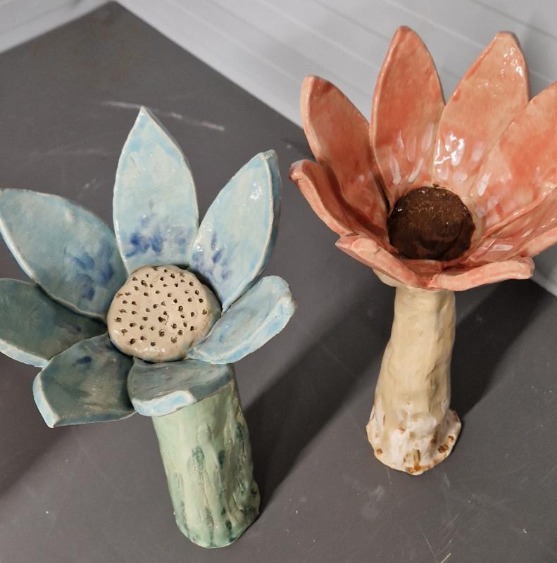 "Vårblommor". Keramik. Höjd 40 cm. År 2024. Foto: Kajsa Lassander