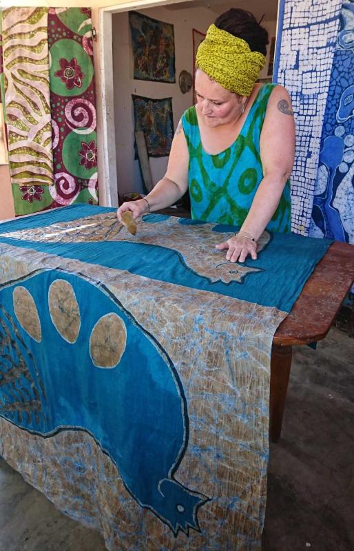 Vaxning av tyg före färgning i Västafrika-Kankaan vahaamista ennen värjäystä Länsi-Afrikassa-Waxing fabric before dyeing in West Africa. Foto Sirpa Hasa
