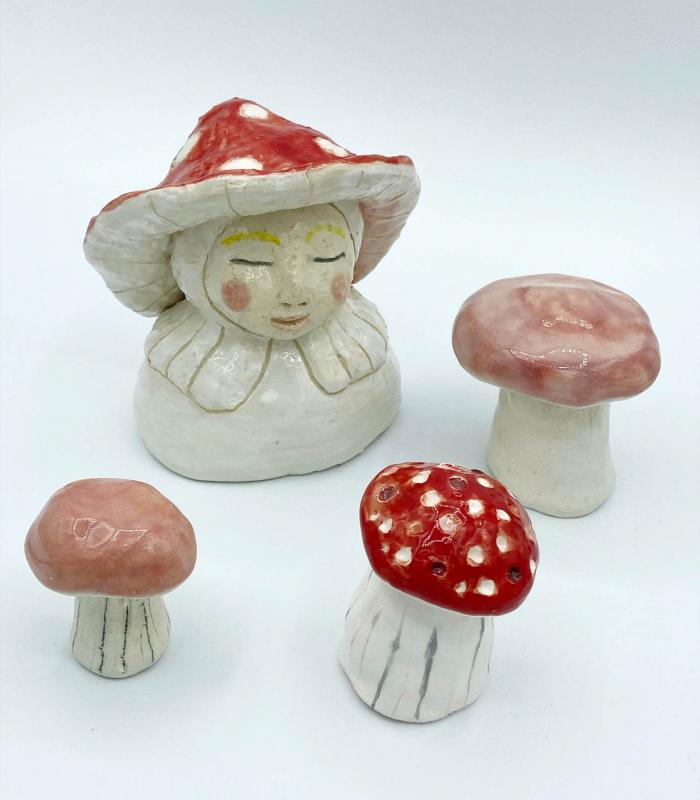 Sanna Manninen, Vauva sienihatussaan, lasitettu keramiikka, 2024