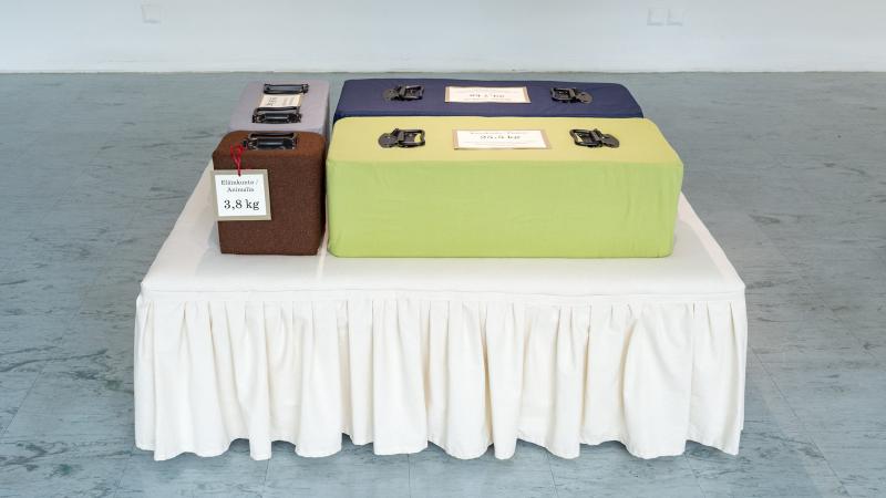 Riikka Kupsala, Pukineiden valmistusmateriaalien alkuperä: pukineiden paino 62,9 kg, toiminnallinen tekstiiliteos (62 x 120 x 80 cm), 2023, kuvaaja Riikka Kupsala