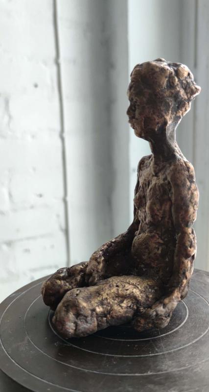 Istuva naishahmo, 2024, pronssi , 18 cm x 16 cm x 9 cm, Kristine Nordling