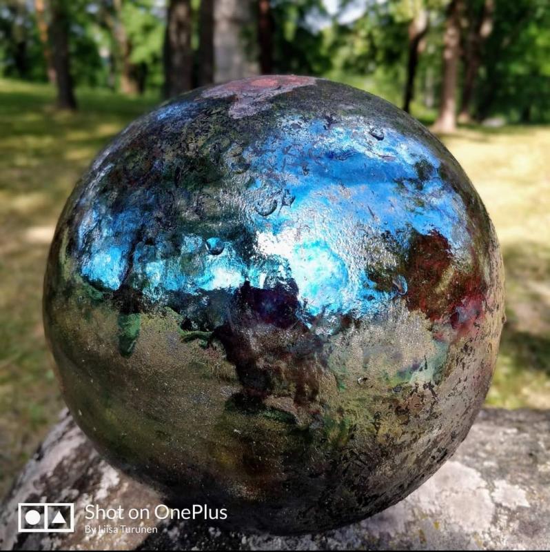 " Maapalolla " rakupoltettu keramiikka, läpimitta n. 30 cm, 2023, kuvan ottanut Liisa T urunen