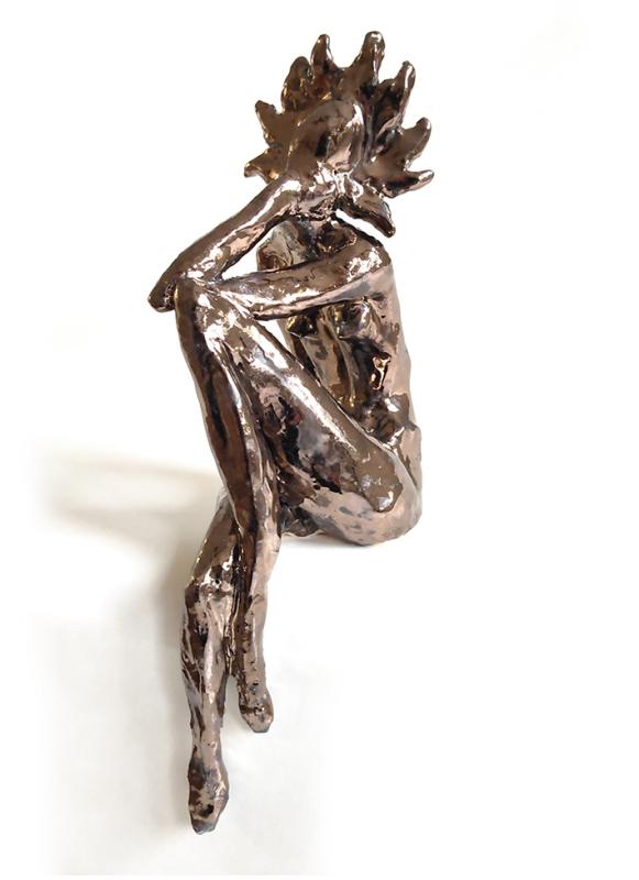 Luru Hirva, ”Golden girl”, lasitettu keramiikkaveistos, korkeus 30 cm, 2023, kuva Luru Hirva