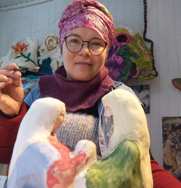 Maria Junes håller på att målar med underglaserfärger på Don keramikstaty till utställningen "På fredens gräns" 4/2024. | Maria Junes maalaamassa alilasitevärein keramiikkapatsasta näyttelyynsä "Rauhan rajalla" 4/2024. |