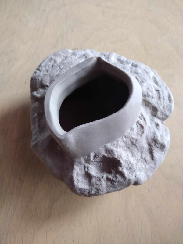 Anniina Loiske, Pahka, kivitavarasavi, 14 cm x 14 cm x 9 cm, 2025, kuvaaja Anniina Loiske