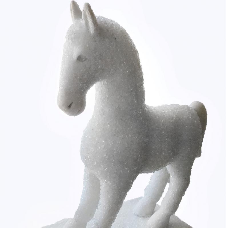 Kari Kuisma, Valko, rikottu lasi puulle, 110cnX30cmX120cm, 2020