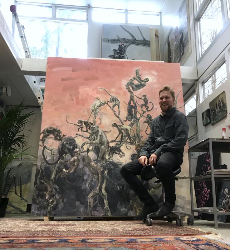 Topi Ruotsalainen Studiossaan 2019. Taustalla teos: Family Tree, 2018, öljy kankaalle, 225 x 200 cm 