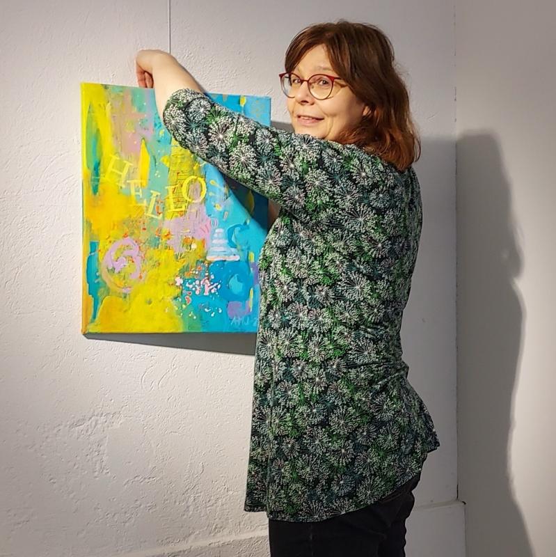 Minä ripustamassa työtäni Mitä sinulle kuuluu? Akryyli, 50x40