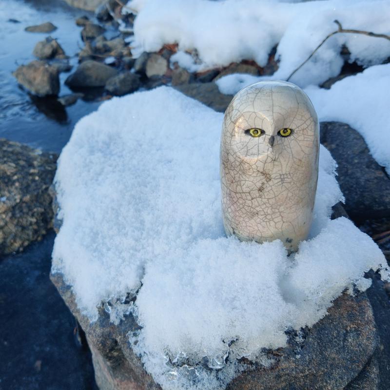 Marja Salerto, Tunturipöllö, rakukeramiikka, 11 cm, 2024, kuvaaja Marja Salerto