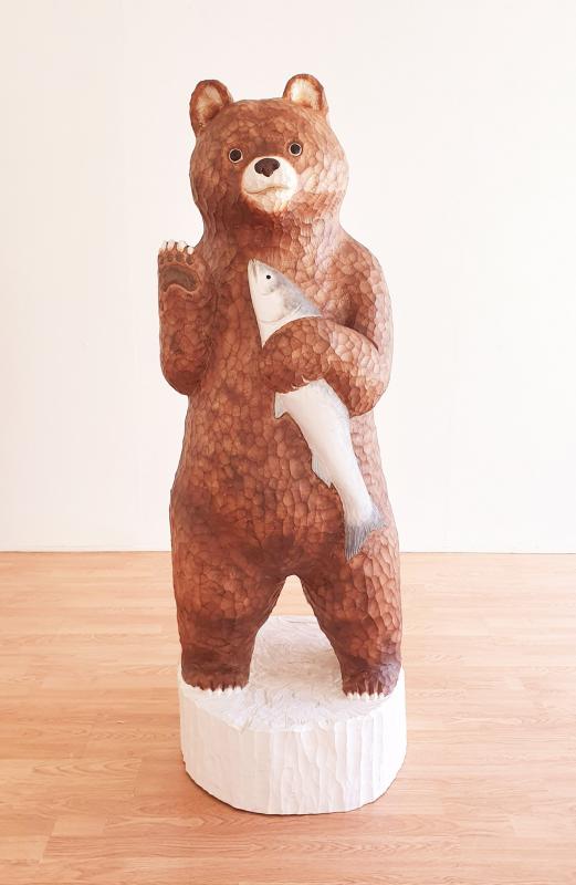 Yasushi Koyama / Karhun kalaonni / Veistos / Puu / 155 x 50 x 50 cm / 2022 