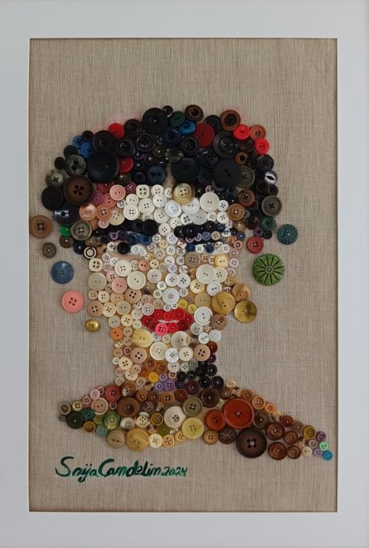 Saija Candelin: Nappilady, käsinommellut kierrätysnapit pellavakankaalle 50 cm X 70 cm. 2024.