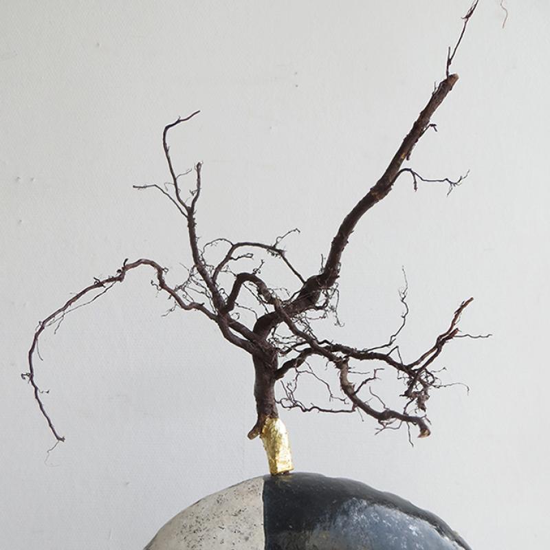 PIIPPA MUTIKAINEN
-Suuntaan jos toiseen-
Esinekooste: Keramiikka, luonnonmateriaali juuri, lehtikulta
pit 20 cm  lev 6 cm kork 26 cm
Vuosi: 2024
Kuva: Piippa
