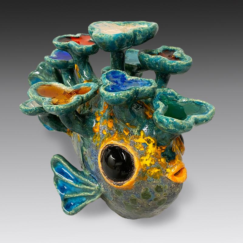 Klöver fisk 2024, keramik, smält glas | Apilakala 2024 keramiikka, sulatettu lasi | Clover fish, ceramics, fused glass, 20 x 22 x 16