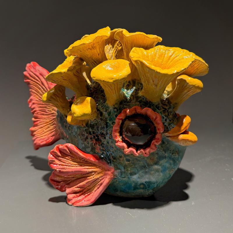 Kantarellfisk 2024, keramik | Kantarellikala 2024, keramiikka | Chanterelle fish 2024, ceramics, 19 x26 x 14