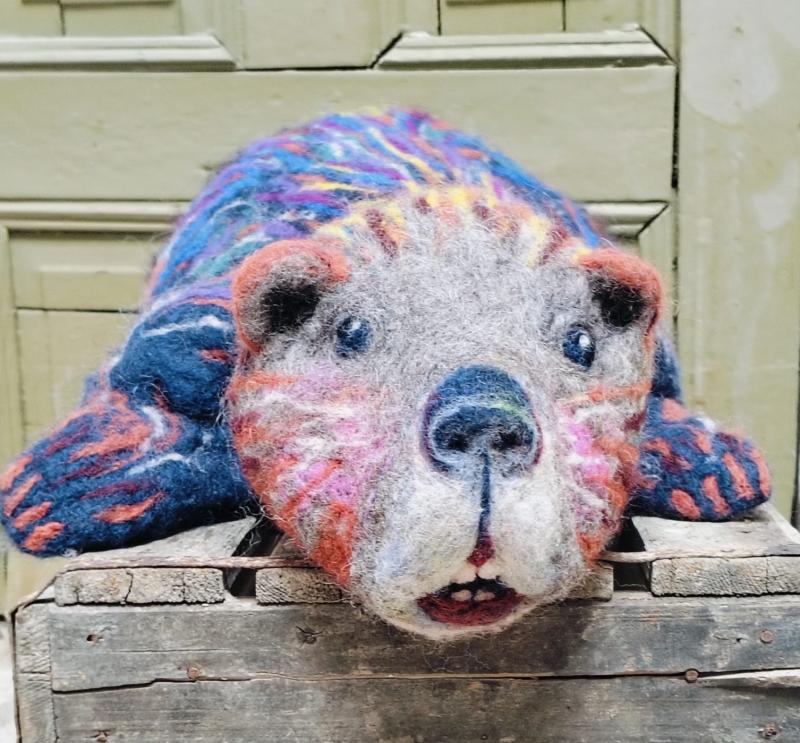 Bäver, 2024, handtovat terapidjur till klassrum, fårull 60cm | Majava, 2024, neulahuovutettu terapiaeläin koululuokkaan 60cm, lampaanvilla | Beaver, 2024 needlefelted therapyanimal for classroom, wool