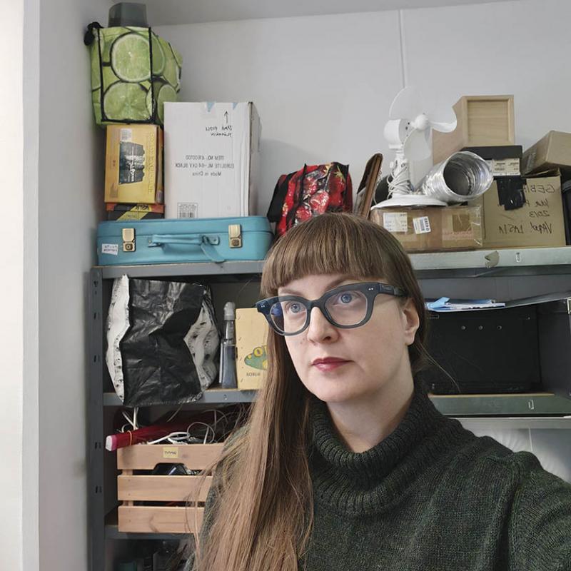 Ida Palojärvi työhuoneellaan. Kuva Ida Palojärvi