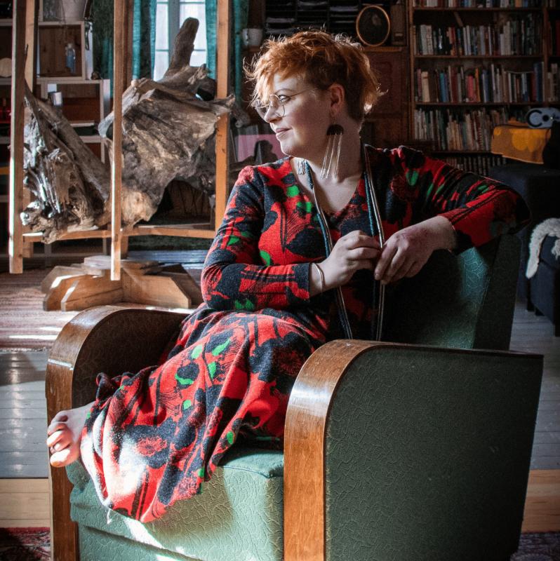 Tessa Astre, pressikuva teoksen äärellä, 2024, kuvaaja: Suvi Autio