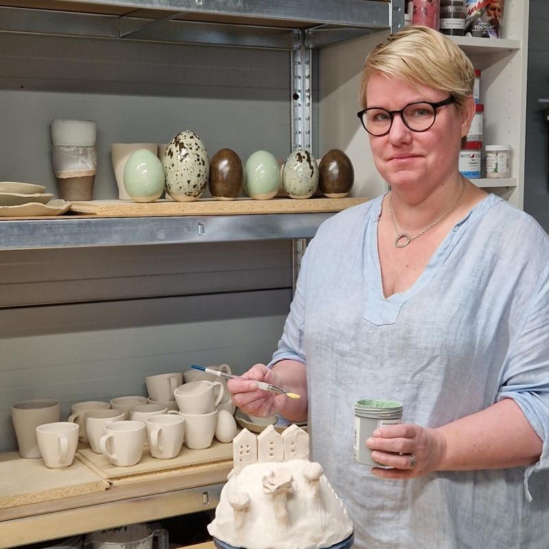 Kajsa Lassander. I keramikverkstaden. 