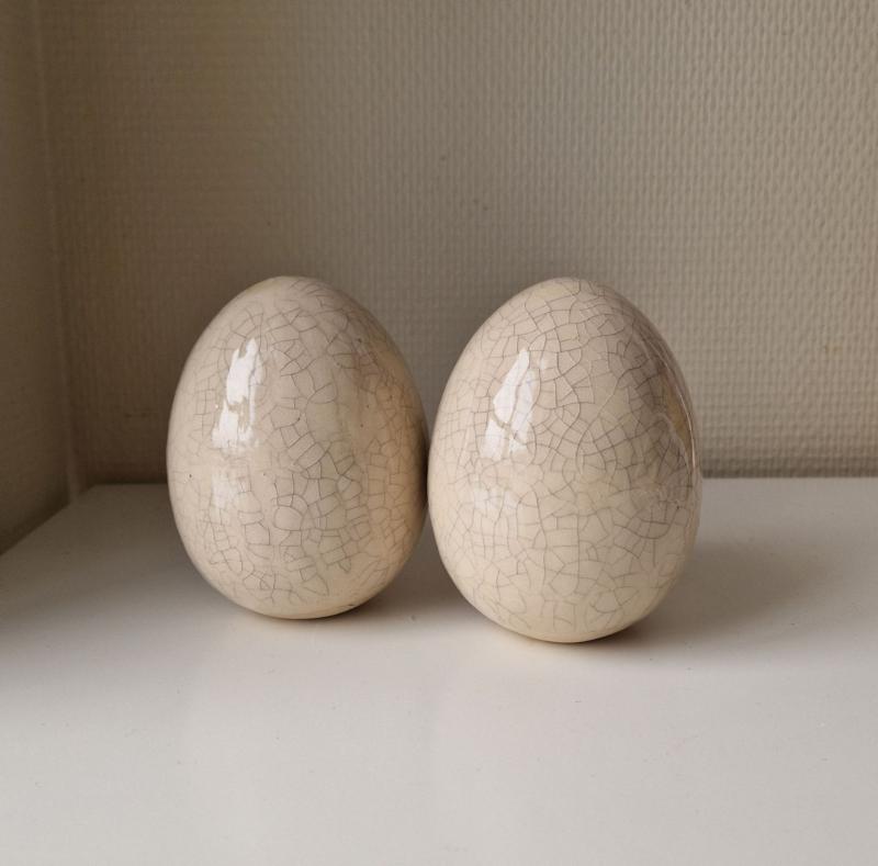 Krackelerade ägg. Keramik. 12 cm höga. År 2025. Foto: Kajsa Lassander