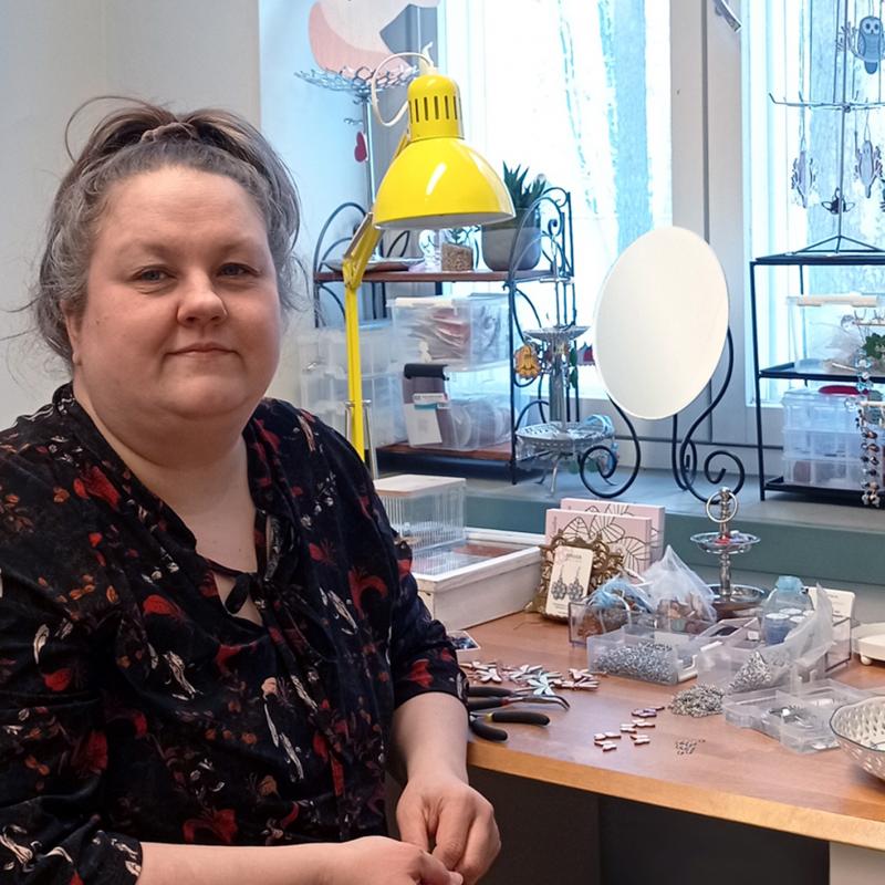 Elina Laukkala työpöytänsä ääressä.