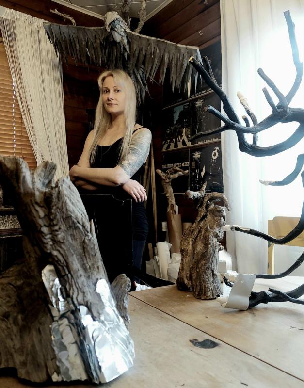 Milja Hakkarainen, kuvattu työhuoneella 2025
