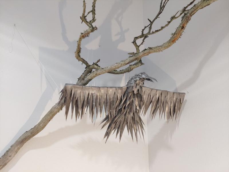 Hiien lintu, kierrätetty pelti, puu, 92 x 60 x 24 cm, 2023