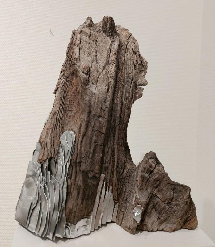 Metsähinen, kierrätetty pelti, puu, 29 x 35 x 19 cm, 2023