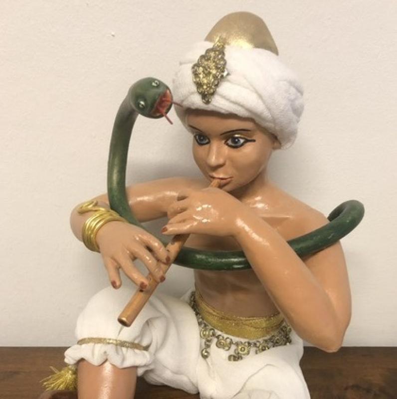 Käärmeenlumoaja
ihmisfiguuri, taidenukke, 2018