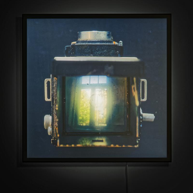 Titel/Nimike/Title: LEGACY
Epson Backlit Media utskrift och LED tavla, fotografi, 60x60 cm
Epson Backlit Media vedos ja LED taulu, valokuva, 60x60 cm
Epson Backlit Media print on Led-panel, photography, 60x60 cm 