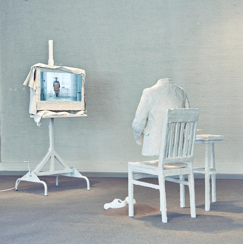 Titel/Nimike/Title: SPATIAL TIDE
Gipsade föremål, installation/skulptur med video, verklig storlek
Kipsattuja esineitä, installaatio/veistos videon kanssa, todellinen koko
Objects in Plaster of Paris, installation/sculpture with video, actual size
