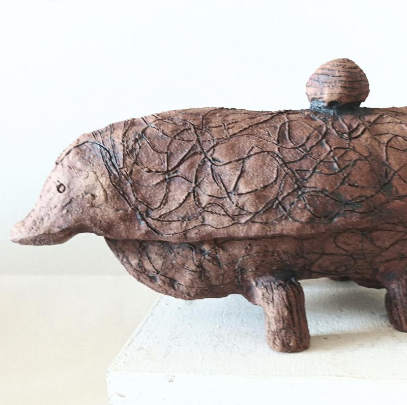 Kulkijainen, keramiikkarasia, n. 10 x 20