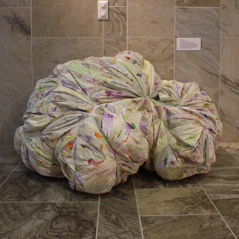 Sannu Vaarala, Merenhenki 2.0., tekstiilivärimaalaus ja ompelu/kierrätystekstiili ja tekstiiliväri, 150x70x70, 2024, Sannu Vaarala