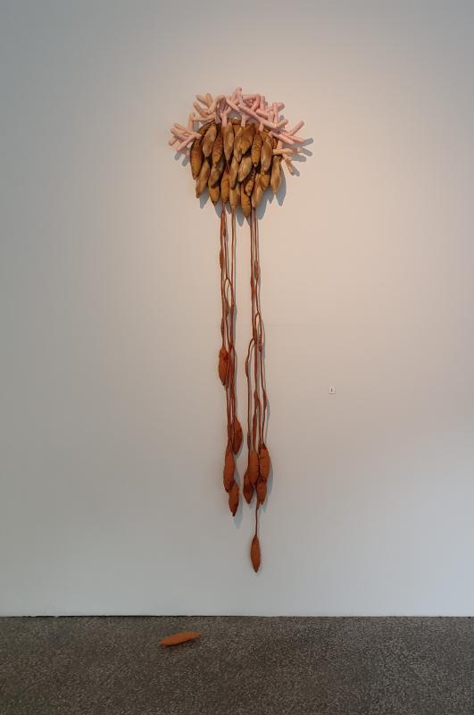 Sannu Vaarala, Inner Animal, ompelu ja helmikirjonta/kierrätystekstiili ja helmet, 195x46x13, 2024, Sannu Vaarala