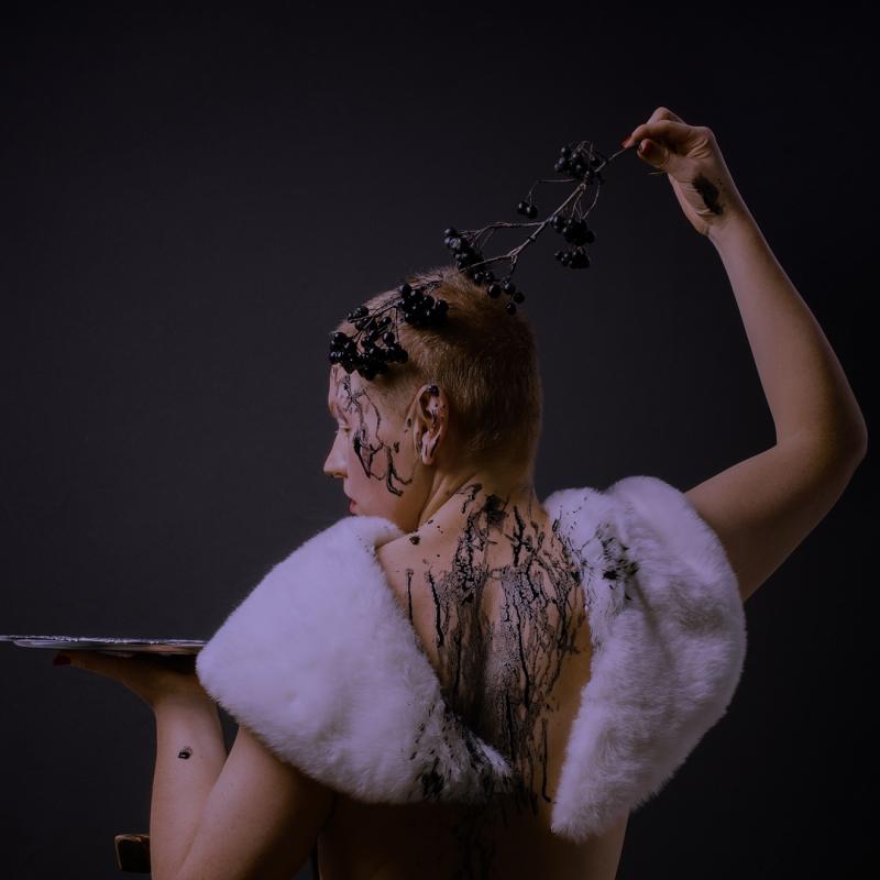 Olga Prokhorova, performanssi Drawing-Self, kuvaaja Anna Alimpieva