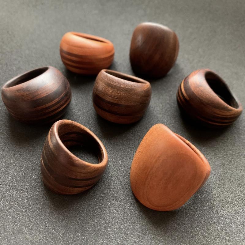 Peter Lindberg, ”Ringar” 2025, olika träslag fotograf; Ulla Lindberg
Peter Lindberg, ”Sormus” 2025, erilaisia ​​puulajeja, valokuvaaja; Ulla Lindberg
Peter Lindberg, ”Rings” 2025, different types of wood, photographer; Ulla Lindberg