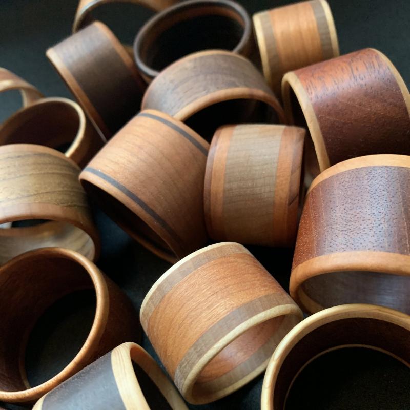 Peter Lindberg, ”Servettringar” 2024, kombination av olika träslag, fotograf; Ulla Lindberg
Peter Lindberg, ”Lautaliinarenkaat” 2024, yhdistelmä eri puulajeja
Peter Lindberg, ”Napkin rings” 2024, combination of different types of wood