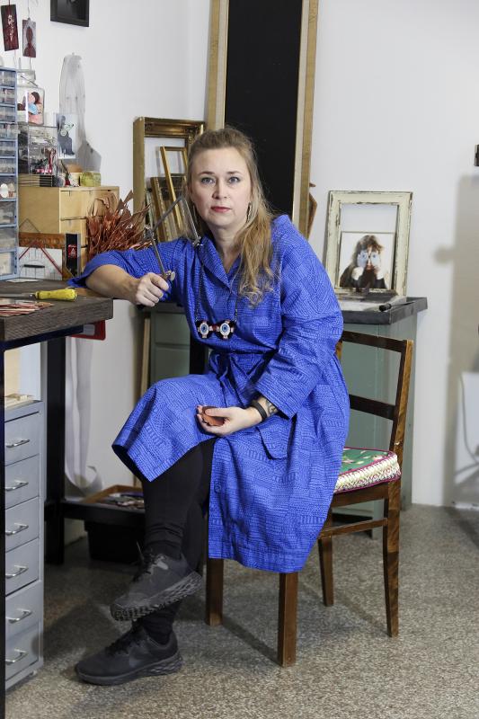 Maria Nuutinen, ateljeekuva lehtisahan kanssa, Kuva Miisa Koskinen