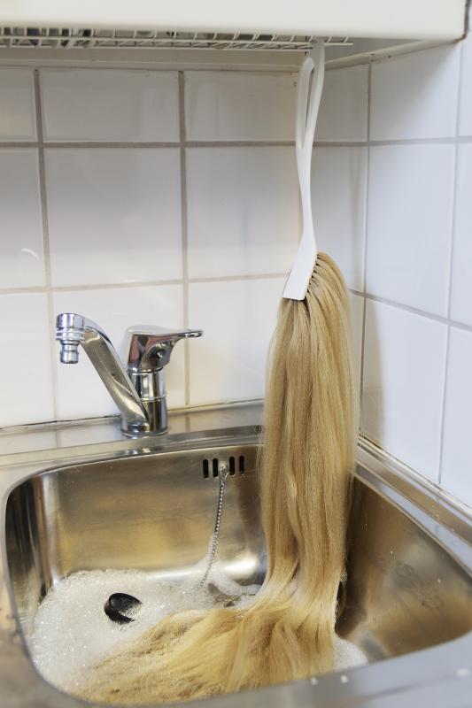 Maria Nuutinen, Hienopesu, readymade objekti keinohiuksilla, 2024, Kuva Maria Nuutinen