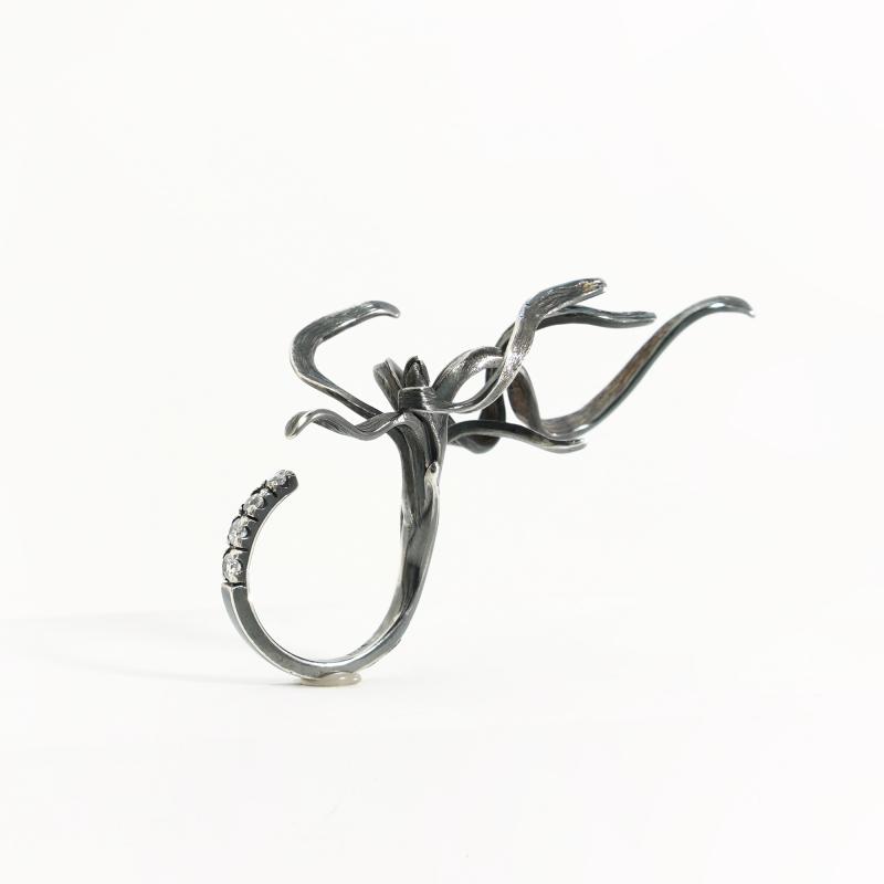 Growing wild -sormus, patinoitu hopea, zirkoniat, 6,7x3x3cm