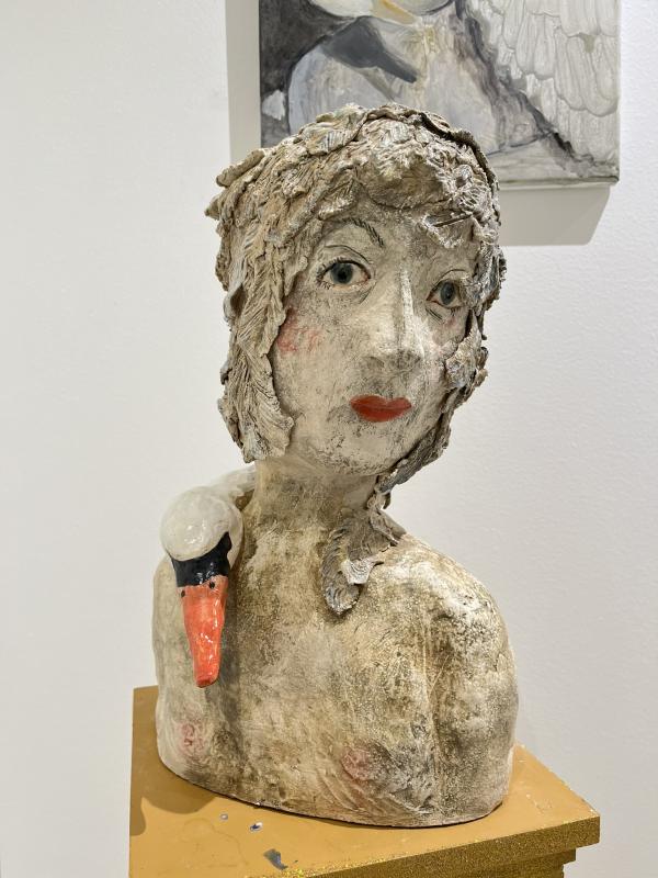 Höyhenpeite, keraaminen veistos, 30x26x20, 2024