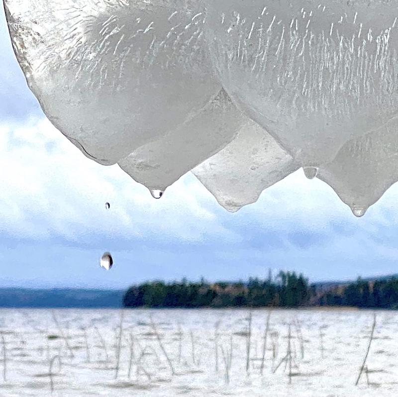 Celestial Mother, jää-vesi installaatio, osa ympäristötaideprojektia, 2006-2025. Kuva (Konnevedellä)  Sade Hiidenkari