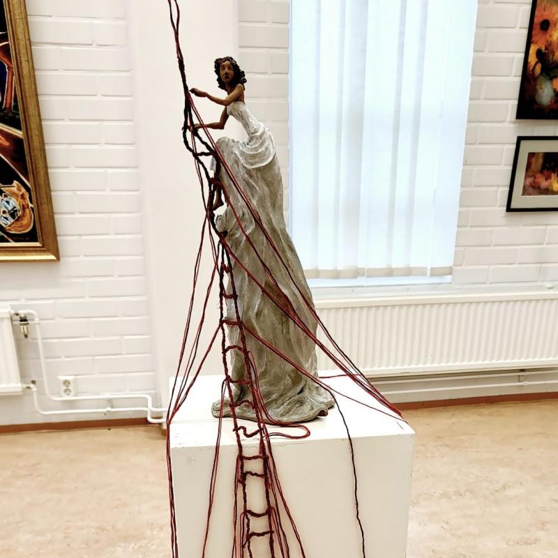 Vilma Wallenströ, One more rung, 2025, keramiikka ja lanka