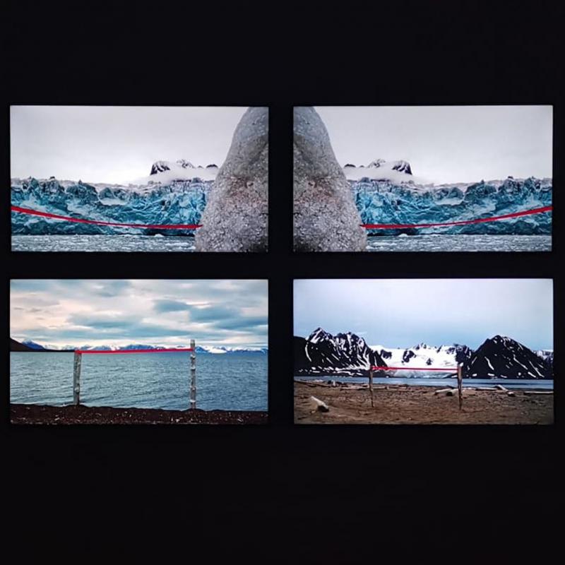 "Gateways", 2022. En videoinstallation med fyra 39”skärmar uppbyggda på vägg. Längd: 03:03 min. Bild tagen på Ålands Konstmuseum under grupputställning år 2022. Fotograf: Ursula Sepponen